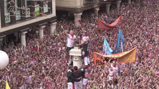 Puesta del pañuelico al torico de Teruel que da inicioa las fiestas de la vaquilla