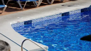 Una vista de la piscina donde fallecieron este martes tres miembros de una familia británica en Mijas.
