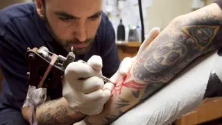 Un punzón manejable es la clave de la máquina con la que se realizan los tatuajes.
