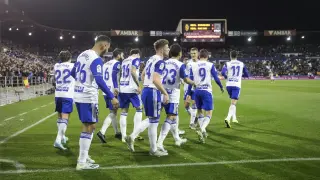 Los futbolistas del Real Zaragoza, en el último partido de 2019 en La Romareda, celebran el primer gol en el 2-0 ante el Racing.
