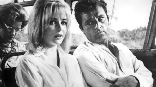 La actriz Sue Lyon y el actor Richard Burton en una escena de la película "La noche de la iguana".