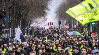 Paris (France), 28/12/2019.- Protesters and 'Gilets Jaunes' (Yellow Vests) lead by French Unions participate in a demonstration against pension reforms in Paris, France, 28 December 2019. Unions representing railway and transport workers and many others in the public sector have called for a 24th days consecutive general strike and demonstration to protest against French government's reform of the pension system. (Protestas, Francia) EFE/EPA/CHRISTOPHE PETIT TESSON National strike in France