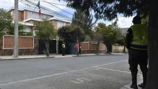 Vista de la Embajada mexicana con presencia policial, en La Paz (Bolivia).