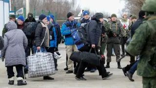 Canje de prisioneros de guerra en la línea de separación de fuerzas del Donbas.