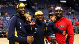 Dec 28, 2019; New Orleans, Louisiana, USA; Indiana Pacers forward Justin Holiday with his daughter along with brother Aaron Holiday and New Orleans Pelicans guard Jrue Holiday with his daughter Jrue Tyler Holiday before a game at the Smoothie King Center. Mandatory Credit: Derick E. Hingle-USA TODAY Sports [[[REUTERS VOCENTO]]] BASKETBALL-NBA-NOP-IND/