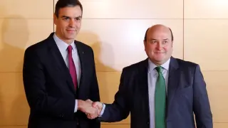 El presidente del Gobierno en funciones, Pedro Sánchez (i), y el presidente del PNV, Andoni Ortuzar (d), durante la firma del acuerdo por el que los nacionalistas vascos votarán a favor de la investidura de Sánchez, este lunes en el Congreso.