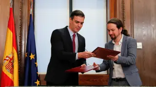 Spain's acting Prime Minister Pedro Sanchez and Unidas Podemos (Together We Can) leader Pablo Iglesias present their coalition agreement at Spain's Parliament in Madrid, Spain, December 30, 2019. REUTERS/Susana Vera [[[REUTERS VOCENTO]]] SPAIN-POLITICS/
