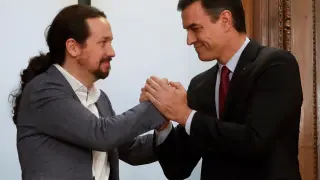 Iglesias y Sánchez tras la firma del acuerdo