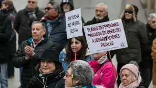 Protesta de pensionistas en la plaza del Pilar este lunes.