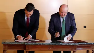 Sánchez y Ortuzar sellan el pacto entre el PSOE y el PNV.