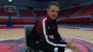 El entrenador del Casademont Zaragoza, Porfirio Fisac, en la pista central del pabellón Príncipe Felipe.