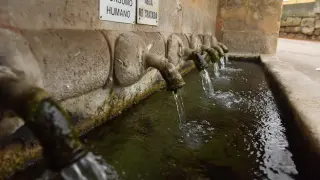 Fuente en la entrada de Siétamo que mana agua no apta para el consumo humano.
