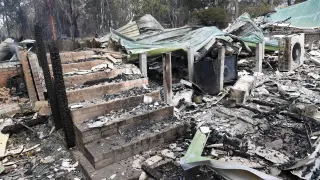 Restos de un domicilio arrasado por el fuego en Sarsfield