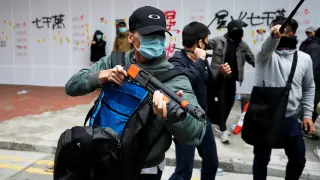 A plain-cloth police officer holds a weapon to disperse anti-government protesters during a demonstration on New Year's Day to call for better governance and democratic reforms in Hong Kong, China, January 1, 2020. REUTERS/Tyrone Siu [[[REUTERS VOCENTO]]] HONGKONG-PROTESTS/