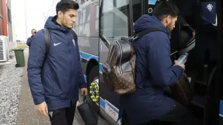 Los jugadores del Sporting se suben al autobús rumbo a Zaragoza.