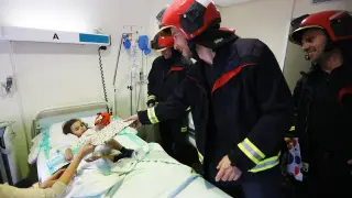 Los bomberos de Teruel visitan a los niños ingresados en el Hospital Obispo Polanco.