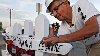 Un carpintero retirado elabora cruces con nombres de las víctimas del tiroteo masivo ocurrido el pasado mes de agosto en El Paso (Texas).