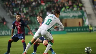 Gonzalo Villar frena a Sergio Gómez durante el partido de Elche.