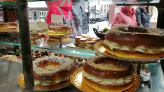 Escaparate de la pastelería Fantoba, en Zaragoza, con roscones de Reyes.