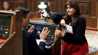 Laura Borràs habla con Sánchez tras su intervención.