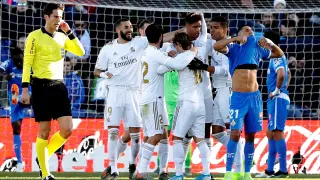 Los jugadores del Real Madrid felicitan a su compañero Raphael Varane que consiguió marcar para su equipo durante el partido contra el Getafe
