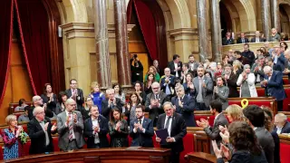 Torra aplaudido por las bancadas soberanistas en el Parlament