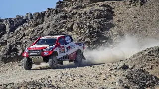 Fernando Alonso, en acción conduciendo su Toyota Gazoo por tierras saudíes.