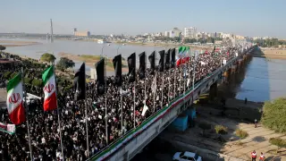 Miles de personas han asistido este domingo en la ciudad iraní de Ahvaz al funeral del general Soleimani.