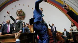 Un grupo de opositores en el Parlamento venezolano