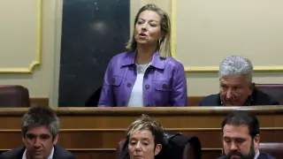 Ana Oramas, diputada de Coalición Canaria, vota durante la segunda jornada del debate de investidura de Pedro Sánchez como presidente del Gobierno