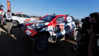 El coche de Fernando Alonso y Marco Coma llega después del incidente de la segunda etapa del Dakar.