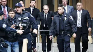 Weinstein, en el centro de la imagen, con un andador