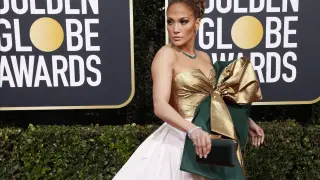 Jennifer López posando en la alfombra roja de los Globos de Oro