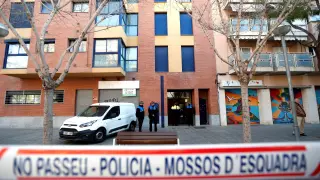 Los Mossos d'Esquadra se han desplazado a la vivienda en la que se ha producido el doble crimen de una mujer de 28 años y su hija de 3 en el domicilio familiar.