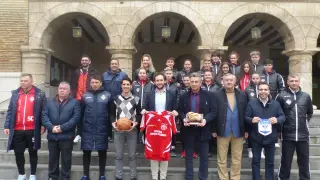 El equipo de fútbol rumano, cuerpo técnico y autoridades en el Ayuntamiento de Monzón.