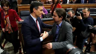 Sánchez e Iglesias saludándose tras la investidura