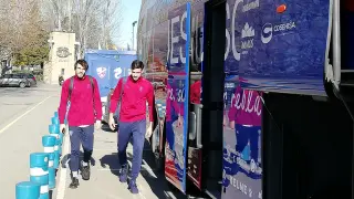 Eugeni y Valera, antes de subir al autobús de la SD Huesca rumbo a León.
