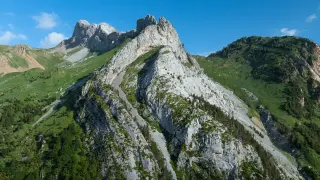 La tensión de un arco de roca. Pliegue en las calizas del pico de Fenez, en pleno Geoparque Sobrarbe-Pirineos