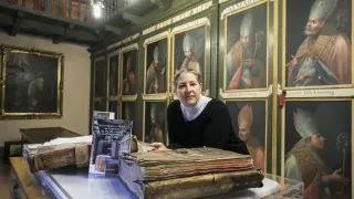 Ester Casorrán, con su libro recién publicado y documentos antiguos, en el Archivo Capitular del Pilar