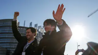 Former members of the Catalan government Carles Puigdemont and Toni Comin greet supporters as they arrive to attend their first plenary session as members of the European Parliament in Strasbourg, France, January 13, 2020. REUTERS/Vincent Kessler [[[REUTERS VOCENTO]]] SPAIN-POLITICS/CATALONIA-EU