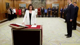 La nueva ministra de Igualdad, Irene Montero promete su cargo en el Palacio de Zarzuela.