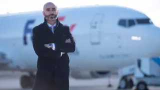 El director del aeropuerto de Zaragoza, Marcos Díaz, en la plataforma de estacionamiento de aviones.
