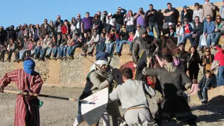 Numerosos espectadores durante una de las recreaciones históricas en el castillo de Monzón