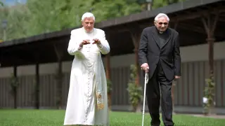 El Papa emérito, a la izquierda, paseando con su hermano.