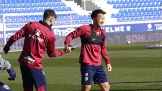 Josué Sá y Okazaki, durante el entrenamiento de este martes en el estadio azulgrana.