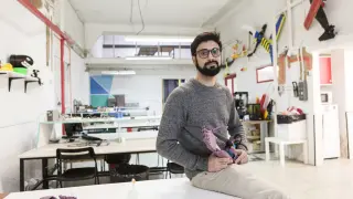 Adrián Blasco con la prótesis 3D de brazo que van a enviar en próximos días a la India.