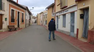 Un vecino de Torrellas pasea por delante de la oficina bancaria del pueblo