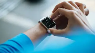 El ritmo cardíaco en estado de reposo tiende a repuntar durante episodios infecciosos, algo que capturan esos mecanismos, como los 'smartwatches'.