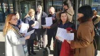 Los abogados del turno de oficio se concentraron ante las puertas de la Ciudad de la Justicia de Zaragoza.