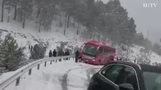 La nieve ha provocado este domingo el cruce de dos autobuses en la carretera que va de Mora de Rubielos a Alcalá de la Selva, en Teruel, y han ocasionado la retención de decenas de vehículos.